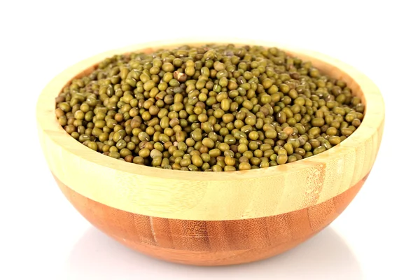 Zelené fazole v misce izolované na bílém — Stock fotografie