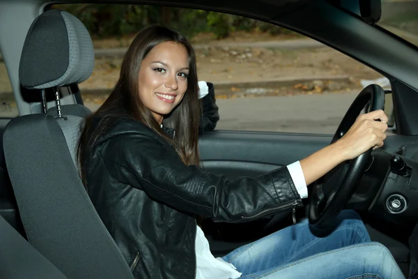 Beautiful young woman in car — Stock Photo, Image