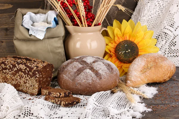 Różnych rodzajów chleba żytniego na drewnianym stole na jesień backgrou skład — Zdjęcie stockowe