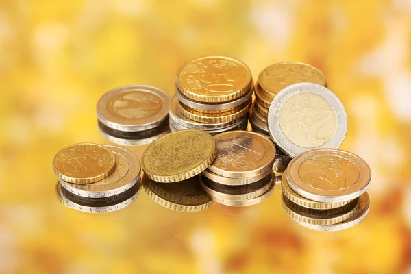 Euromynt på färgbakgrund — Stockfoto