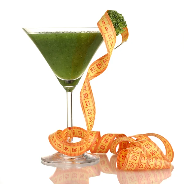 Зеленый сок в кокосовом стакане, изолированный на белом — стоковое фото