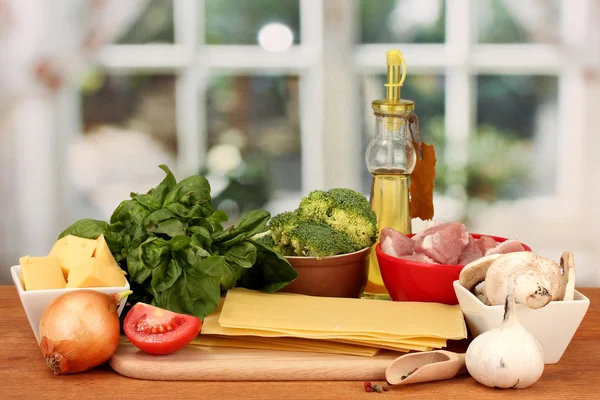 Lasagne ingredience na světlé pozadí — Stock fotografie