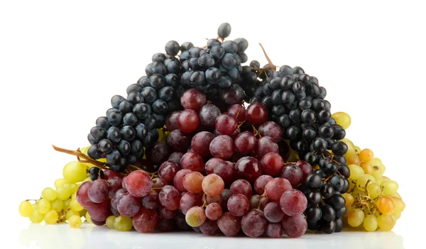 Asortyment dojrzałe słodkie winogrona na białym tle — Zdjęcie stockowe