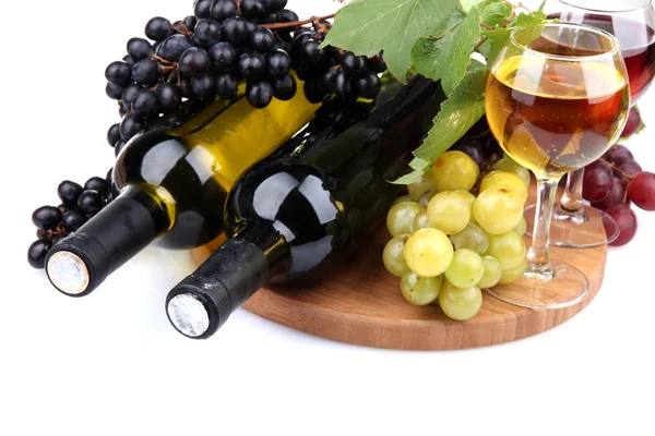 Bouteilles et verres de vin et assortiment de raisins, isolés sur blanc — Photo