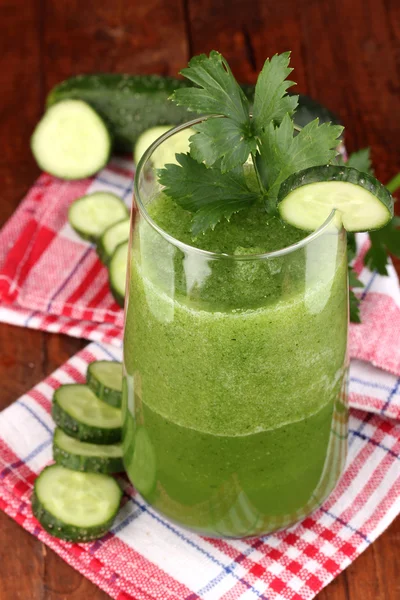 Vaso de jugo de pepino sobre mesa de madera — Foto de Stock