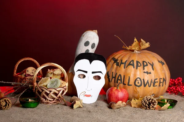 Truco o tratar máscaras de Halloween y cubos llenos de galletas en color ba — Foto de Stock