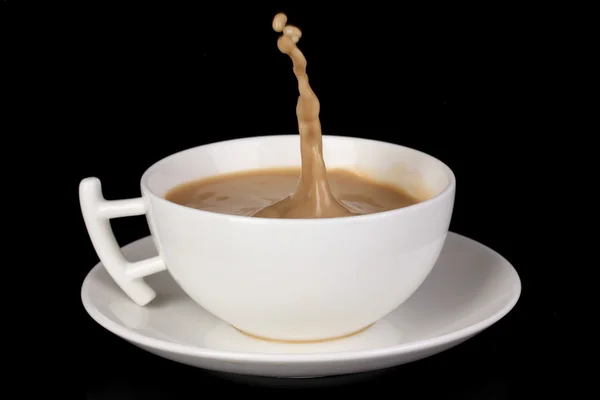 Splash de café em xícara isolada em preto — Fotografia de Stock