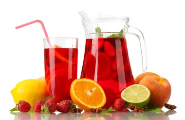 Sangria kavanoz ve cam üzerine beyaz izole meyve ile