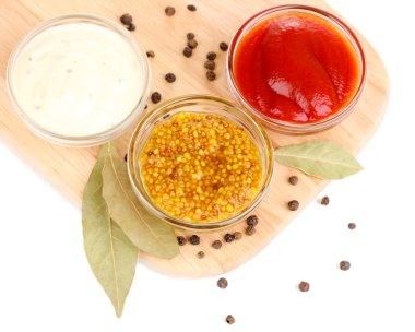 doğrama kurulu üzerinde beyaz izole üzerinde çeşitli soslar