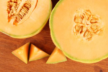 ahşap arka plan yakın çekim karpuz kesmek