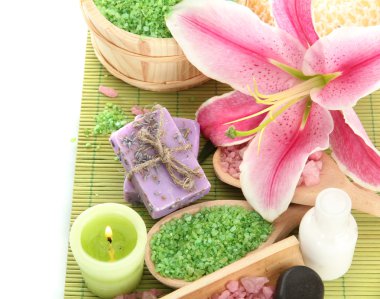 beyaz izole lily ile güzel bir spa ayarı