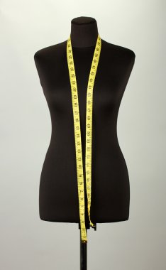 Teyp gri arka plan üzerinde ölçüm ile boş siyah manken