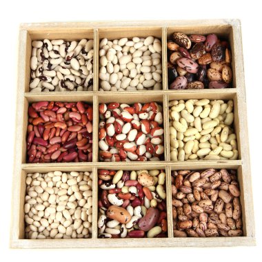 beyaz izole ahşap kutu bölümlerde çeşitli fasulye