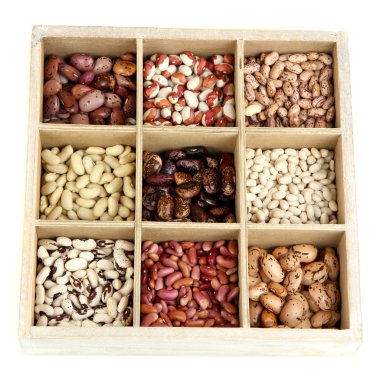 beyaz izole ahşap kutu bölümlerde çeşitli fasulye