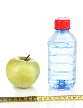 şişe su, elma ve ölçüm bandı üzerinde beyaz izole