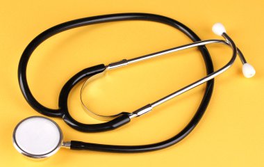 Turuncu zemin üzerine stetoskop