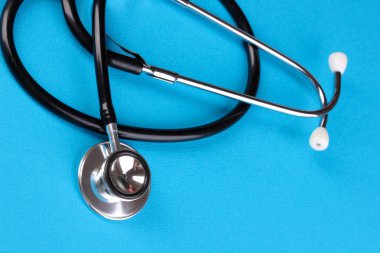 Mavi arkaplanda steteskop