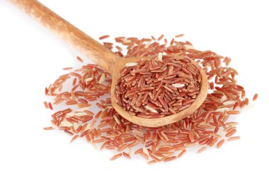 Beyaz arka planda izole edilmiş tahta kaşıkta kırmızı pirinç.