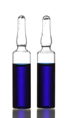 Mavi sıvı tıbbi ampul beyaz izole