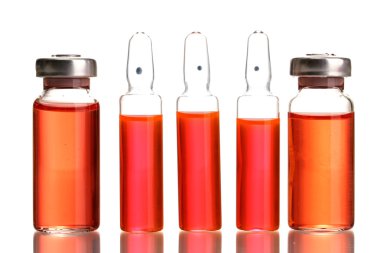 tıbbi ampul parlak sıvı ile üzerine beyaz izole