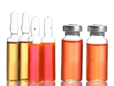 tıbbi ampul parlak sıvı ile üzerine beyaz izole