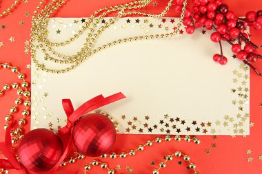 güzel parlak Noel topları ve kırmızı zemin üzerine boş kartpostal