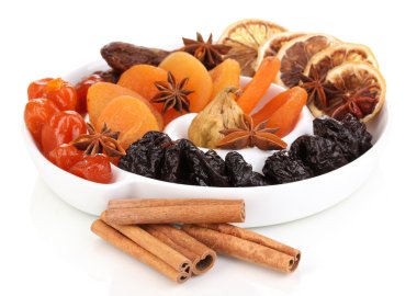 kuru meyveler üzerinde beyaz izole plaka tarçın ve anason yıldız