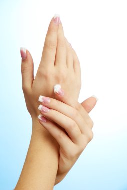 krem, mavi zemin üzerine ile güzel bir kadın el