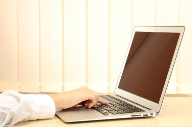 laptot üzerinde yazma el yakın çekim