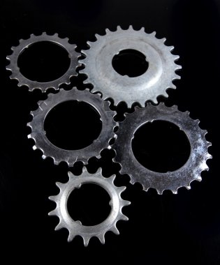 siyah arka plan üzerine metal cogwheels