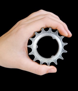 metal dişli siyah arka plan üzerinde elinde tutan adam