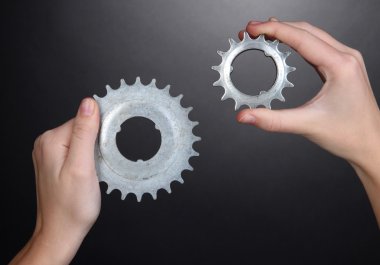 bir çift eski metalik cogwheels onun elinde tutan adam