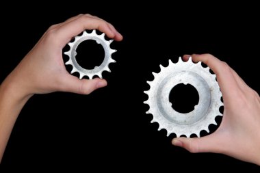 bir çift eski metalik cogwheels onun elinde tutan adam