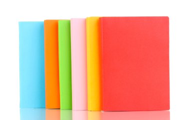 çok renkli kitap üzerinde beyaz izole yığını