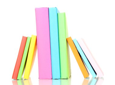 çok renkli kitap üzerinde beyaz izole yığını