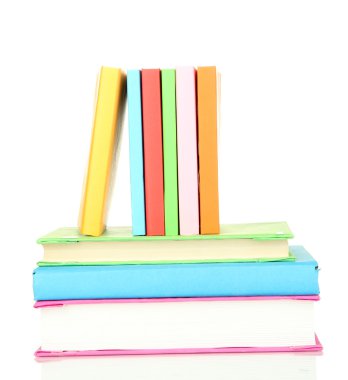 çok renkli kitap üzerinde beyaz izole yığını