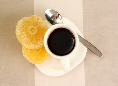 Kahverengi arka planda bir fincan kahve.