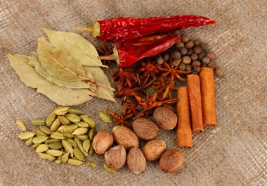 Küçük Hindistan cevizi ve diğer baharatlar çul zemin üzerine