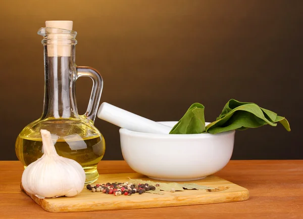 Set van ingrediënten en kruiden voor het koken op houten tafel op bruine achtergrond — Stockfoto