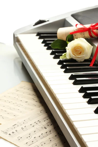 Fundo do teclado piano com flor — Fotografia de Stock