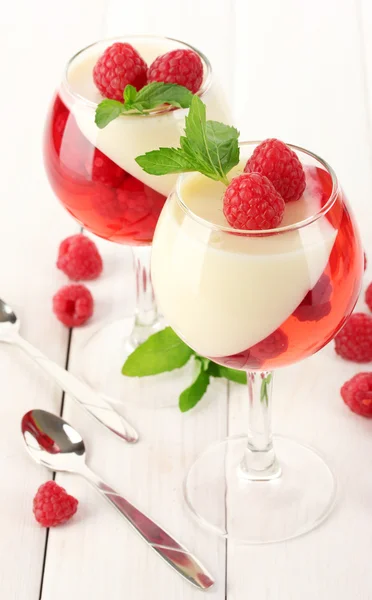 Jalea de frutas con frambuesas en vasos sobre mesa de madera —  Fotos de Stock