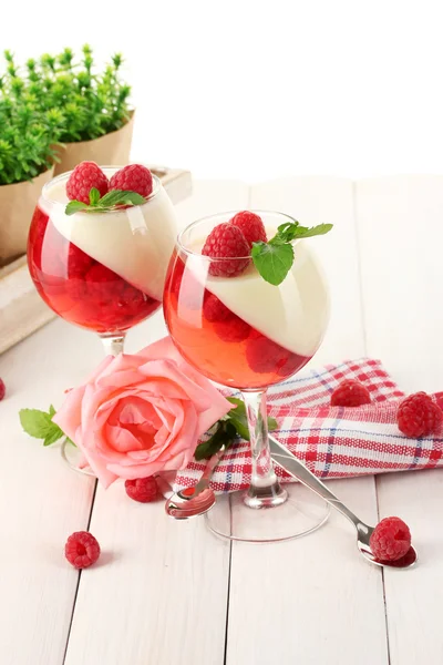 Gelée de fruits aux framboises dans des verres sur une table en bois — Photo