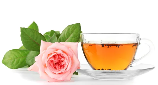 Taza de té con rosa aislada en blanco — Foto de Stock