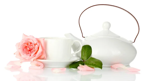 Teiera e tazza di tè con rosa isolata su bianco — Foto Stock