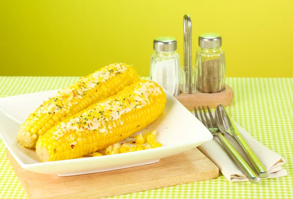 Gotowanej kukurydzy z masłem i przyprawy — Zdjęcie stockowe