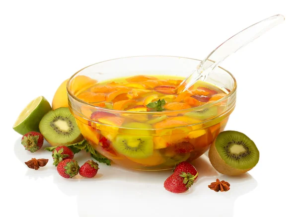 Ponche en cuenco de vidrio con frutas, aislado en blanco —  Fotos de Stock