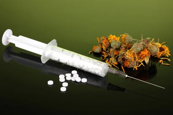 Homeopati, yeşil zemin üzerine karşı geleneksel tıp — Stok fotoğraf