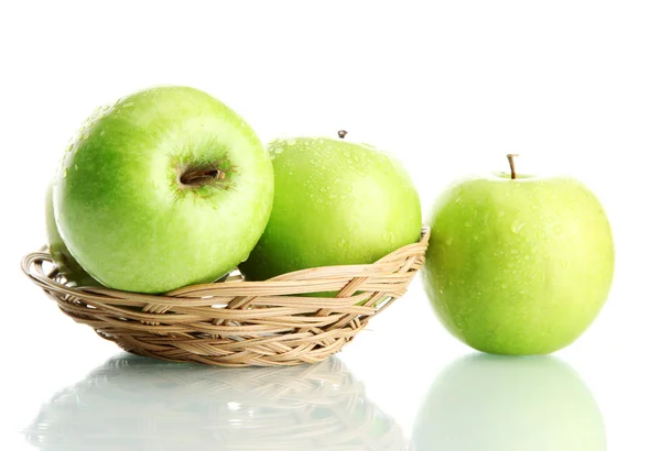 Manzanas verdes maduras en cesta aisladas en blanco —  Fotos de Stock