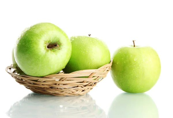 Rijp groene appels in de mand geïsoleerd op wit — Stockfoto