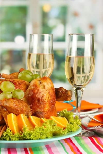 Banquet table with roast chicken and glasses of wine. Thanksgiving Day — Stock Photo, Image